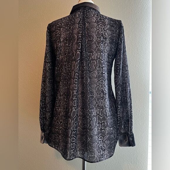 NWT Tahari Josella gray Snake print button down blouse - Picture 4 of 7